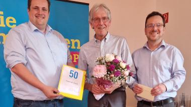 Andreas Weigel, Vorsitzender des FDP Kreisverbandes und Tibor Zachar, Stadtverbandsvorsitzender überreichen Frank W. Frisch die Urkunde und die goldene Theodor Heuss Medaille.